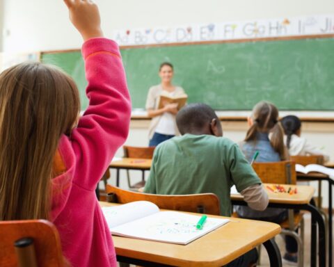 Nederlandse scholen onder druk door leerlingen in hogere leerwegen dan haalbaar