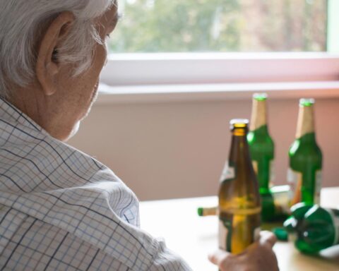 Nijmeegs verpleeghuis staat gecontroleerd gebruik van drugs en alcohol toe voor ouderen met verslavingen