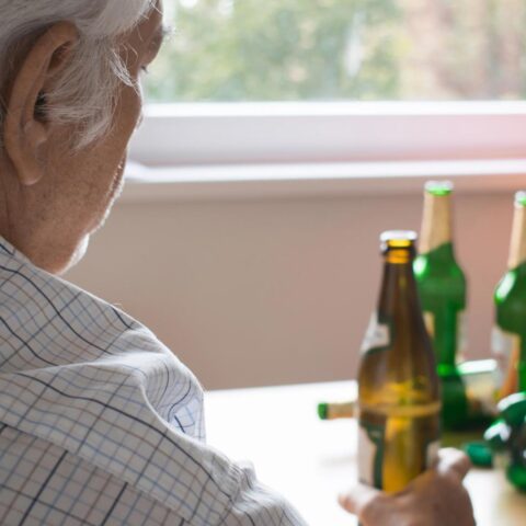 Nijmeegs verpleeghuis staat gecontroleerd gebruik van drugs en alcohol toe voor ouderen met verslavingen