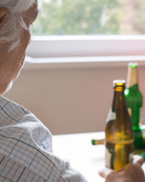 Nijmeegs verpleeghuis staat gecontroleerd gebruik van drugs en alcohol toe voor ouderen met verslavingen