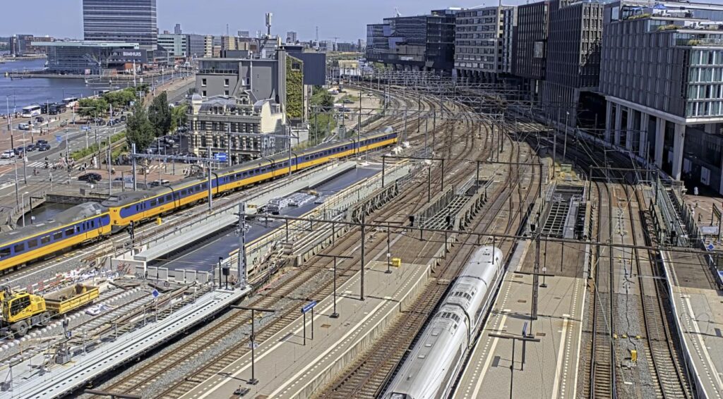 NS annuleert treinen op belangrijke routes deze week vanwege hitte; Passagiers moeten water meenemen