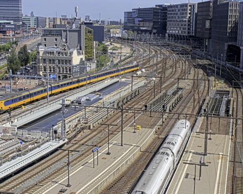 NS annuleert treinen op belangrijke routes deze week vanwege hitte; Passagiers moeten water meenemen