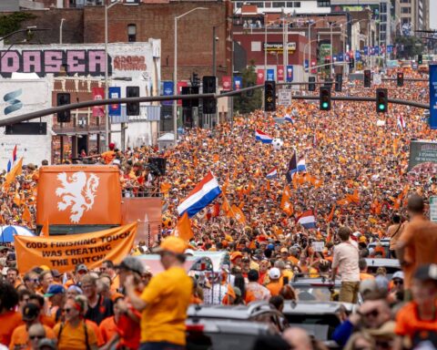 Oranje-fans blij met overwinning op Tunesië; duizenden locals uit Kansas sluiten aan bij Nederlandse fanwalk