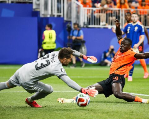 Oranje verslaat Zweden met 5-1 en nadert knockoutfase van het WK