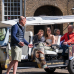 Pieter van Loon start nieuw avontuur als stadsgids met tuktuk in Dordrecht