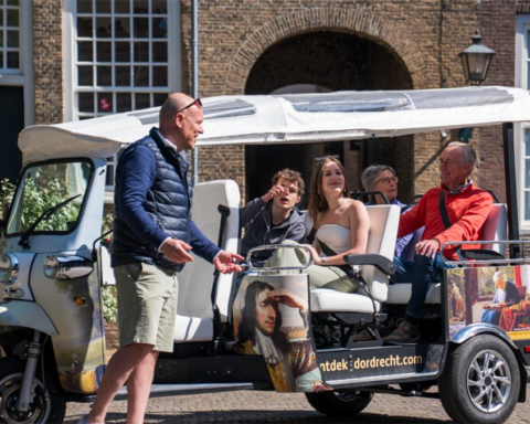 Pieter van Loon start nieuw avontuur als stadsgids met tuktuk in Dordrecht