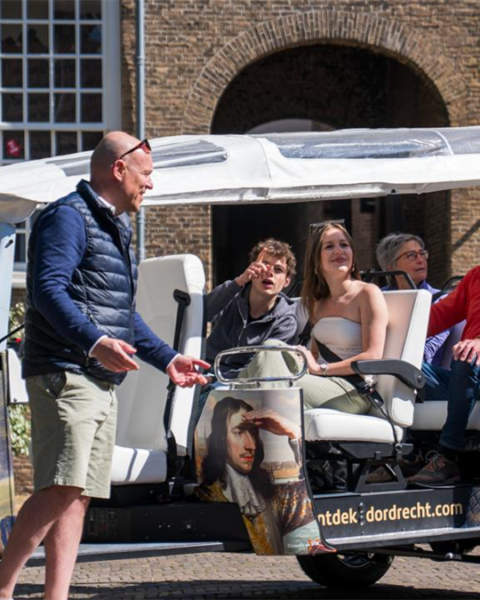 Pieter van Loon start nieuw avontuur als stadsgids met tuktuk in Dordrecht