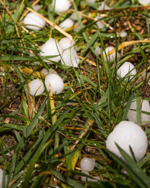 Pingpongballgrote hagel treft kustgebied Nederland, schade door bliksem aan woningen en voertuigen