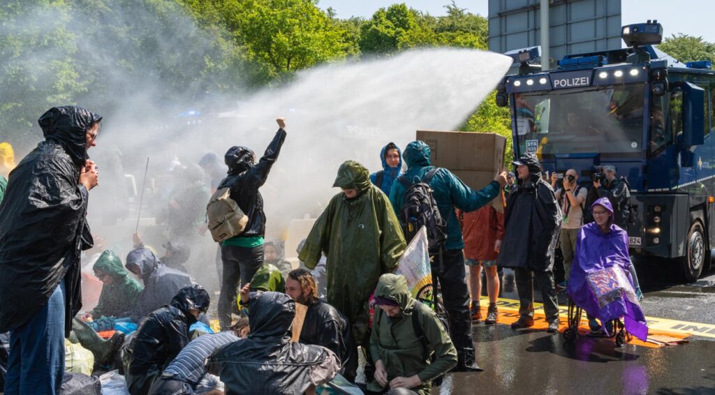 Politie gaat verf testen in waterkanonnen tegen verstorende demonstranten