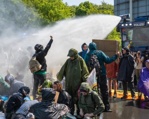 Politie gaat verf testen in waterkanonnen tegen verstorende demonstranten
