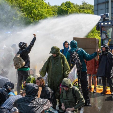 Politie gaat verf testen in waterkanonnen tegen verstorende demonstranten