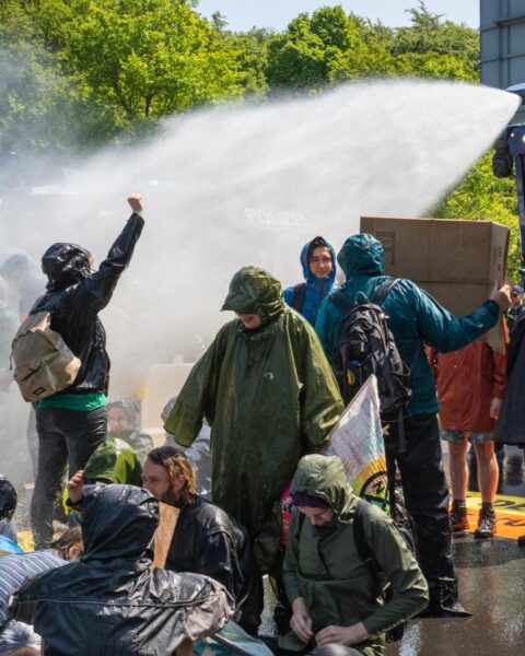 Politie gaat verf testen in waterkanonnen tegen verstorende demonstranten