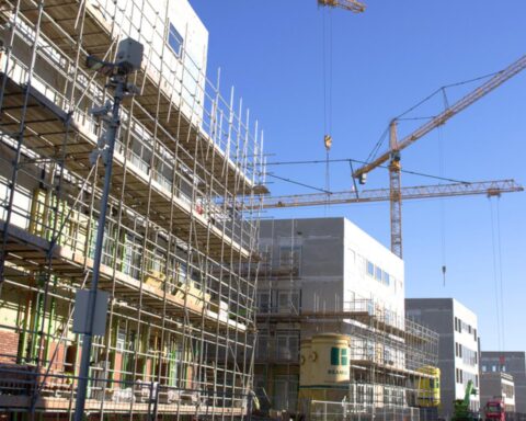 Regering kan wegen en spoorwegen voor goedgekeurde wijken met 30.000 woningen niet bekostigen