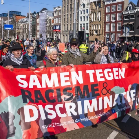 Staatscommissie: overheid moet actief discriminatie bestrijden en gelijkheid bevorderen