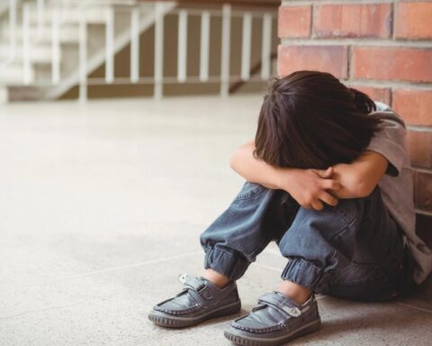 Steeds meer jongeren en ouders zoeken hulp bij hotlines over georganiseerde misdaad, pesten en depressie