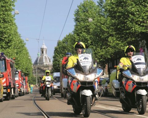 Straten in Amsterdam afgesloten terwijl ziekenwagens kinderen op vrolijke rit naar Artis brengen
