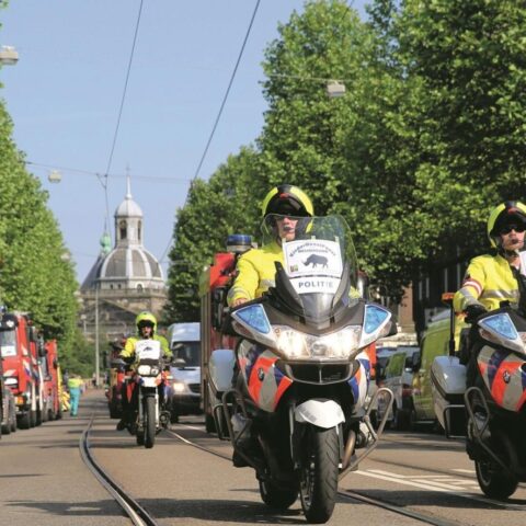 Straten in Amsterdam afgesloten terwijl ziekenwagens kinderen op vrolijke rit naar Artis brengen