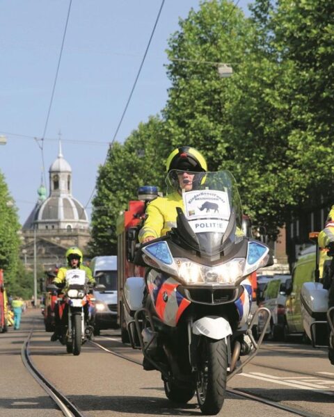 Straten in Amsterdam afgesloten terwijl ziekenwagens kinderen op vrolijke rit naar Artis brengen