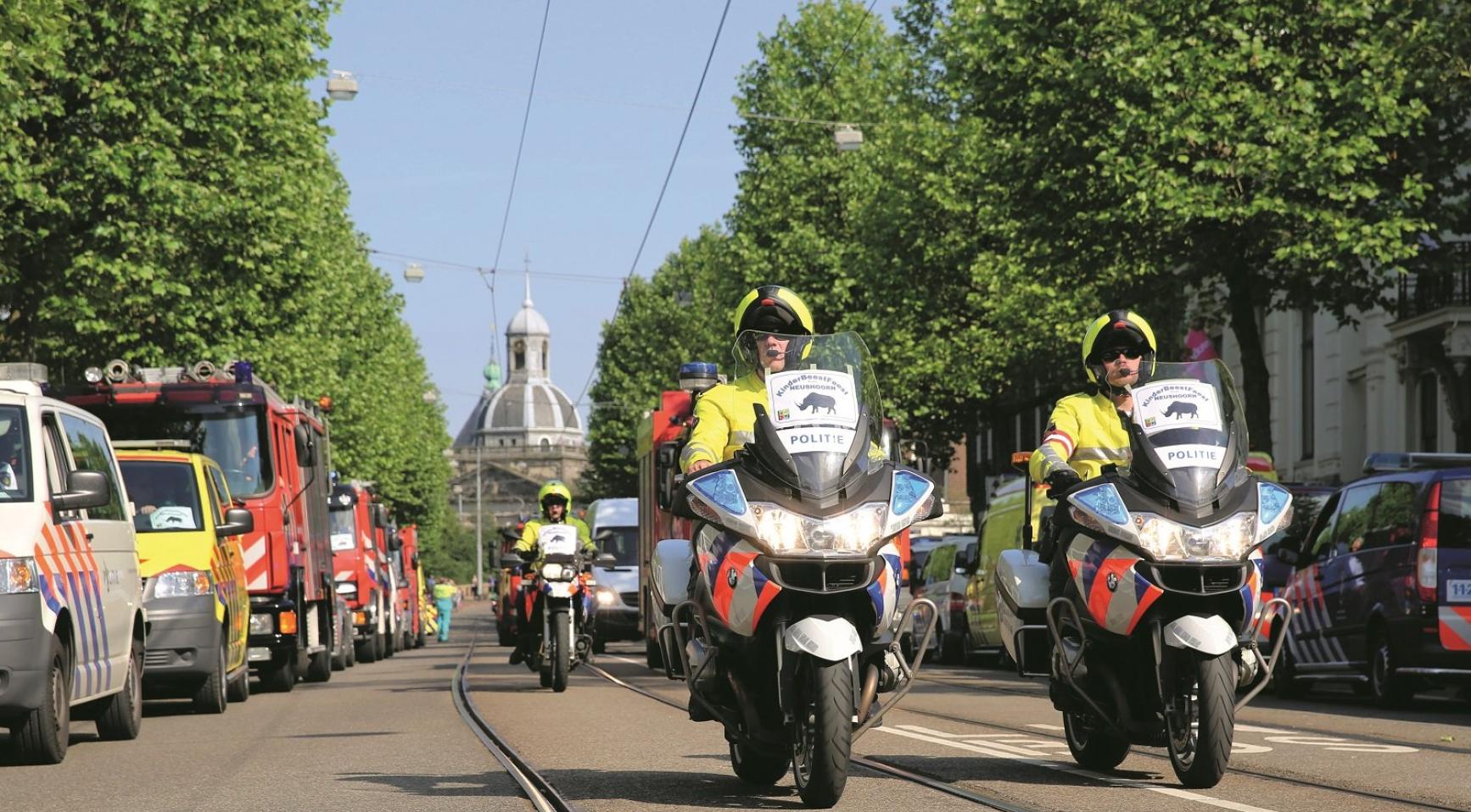 Straten in Amsterdam afgesloten terwijl ziekenwagens kinderen op vrolijke rit naar Artis brengen