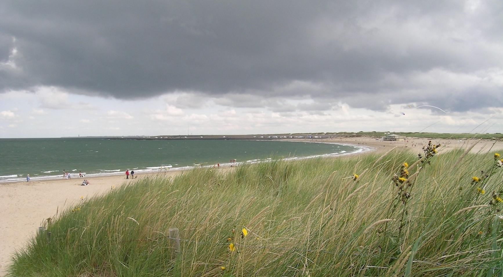 Surfer overleden op strand Ouddorp; kitesurfer een dag eerder omgekomen in Rockanje