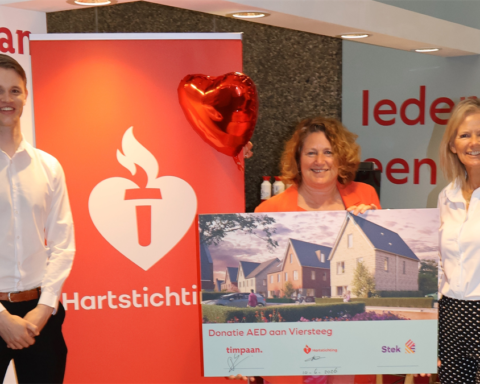 Timpaan doneert AED aan Stek Wonen voor een hartveiliger Nederland
