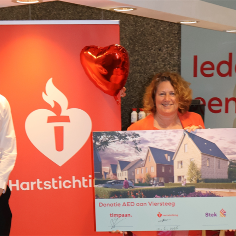 Timpaan doneert AED aan Stek Wonen voor een hartveiliger Nederland