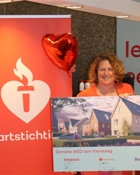Timpaan doneert AED aan Stek Wonen voor een hartveiliger Nederland