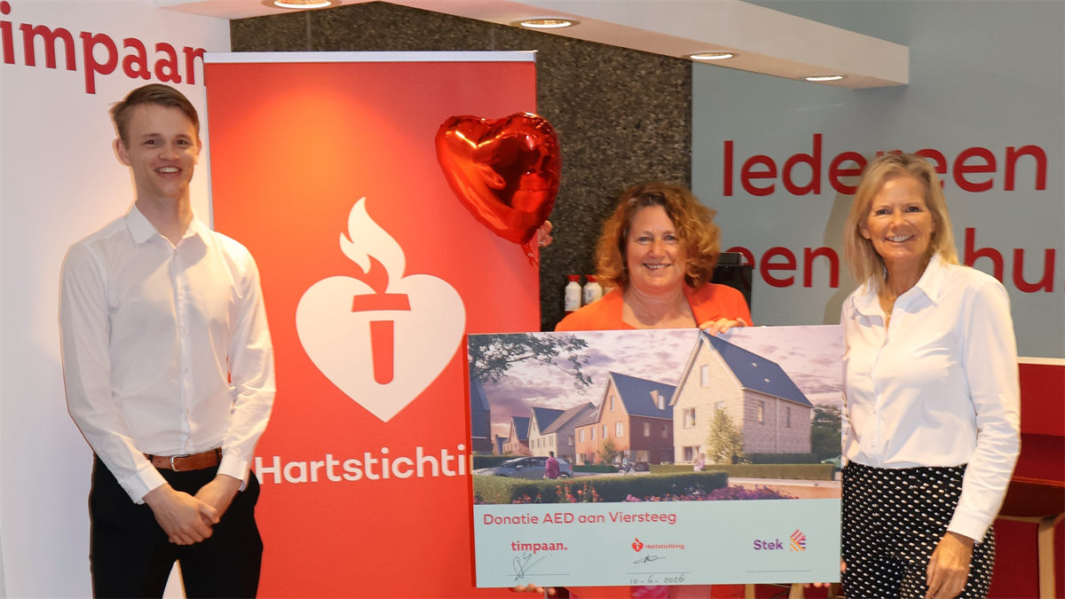 Timpaan doneert AED aan Stek Wonen voor een hartveiliger Nederland