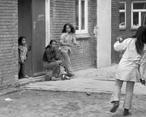 Tweede Kamer dringt aan op erkenning van leed Molukkers 75 jaar na hun komst naar Nederland