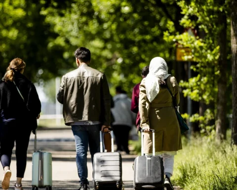 Tweede Kamer dringt aan op uitlezen van telefoons van asielzoekers voor veiligheidscontroles