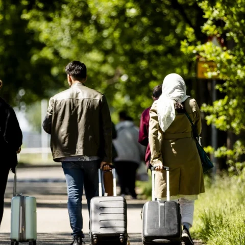Tweede Kamer dringt aan op uitlezen van telefoons van asielzoekers voor veiligheidscontroles