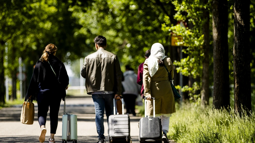 Tweede Kamer dringt aan op uitlezen van telefoons van asielzoekers voor veiligheidscontroles