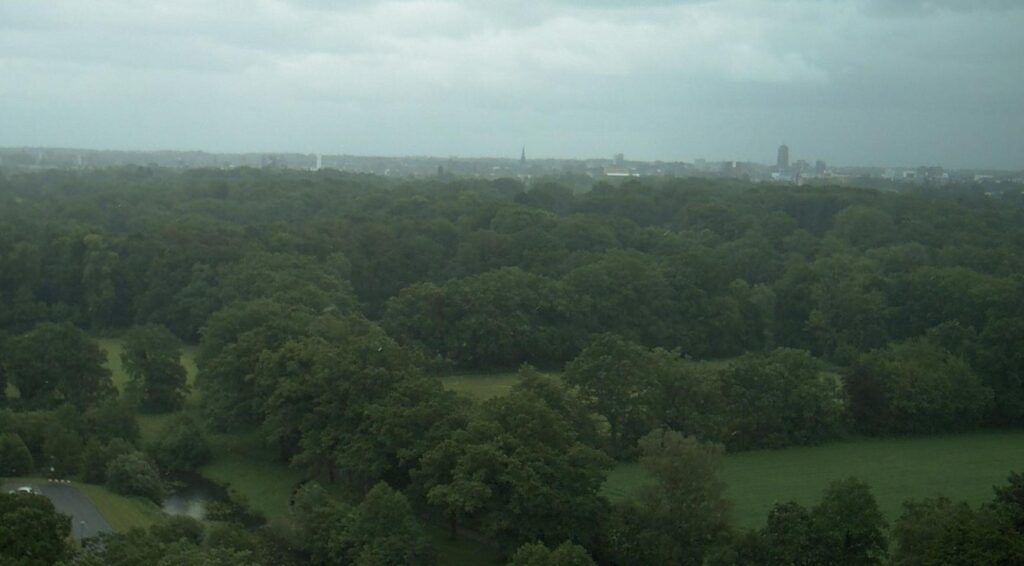 Video: Vermeende tornado raast door Glanerbrug nabij Enschede en beschadigt woningen