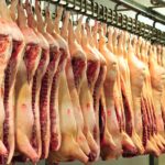 Vleesindustrie belooft opnieuw verbetering na dreiging verbod op buitenlandse werknemers