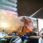 Zeven gewonden bij explosie in Amsterdams appartementencomplex; zoektocht naar slachtoffers loopt door