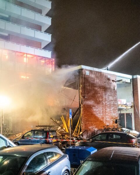 Zeven gewonden bij explosie in Amsterdams appartementencomplex; zoektocht naar slachtoffers loopt door