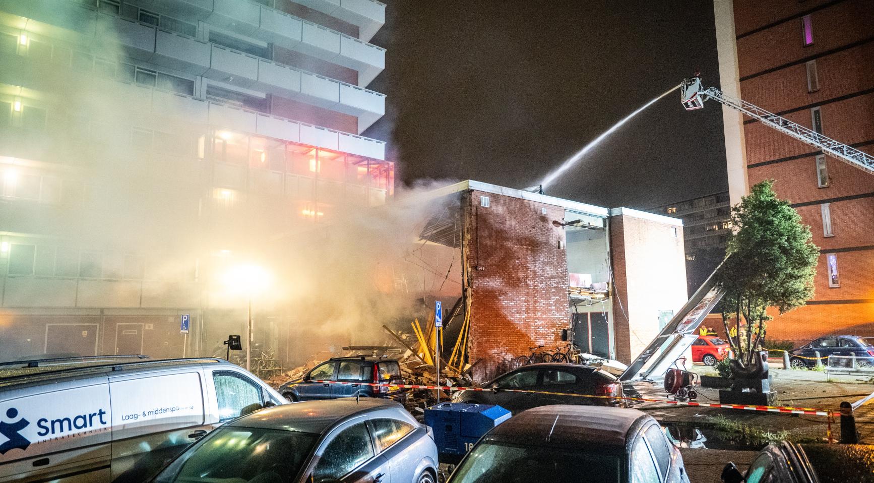 Zeven gewonden bij explosie in Amsterdams appartementencomplex; zoektocht naar slachtoffers loopt door