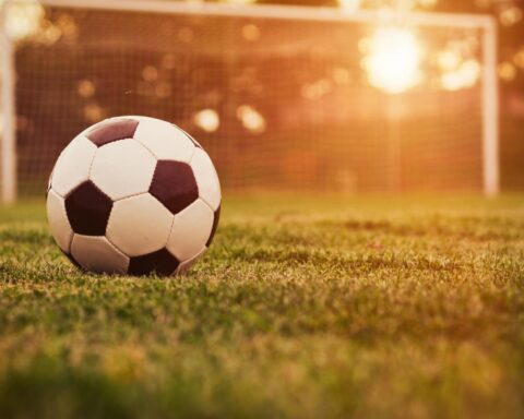 Zoontje van Amsterdamse journalist Yesim Candan aangevallen met fietsslot na column over voetbalgeweld