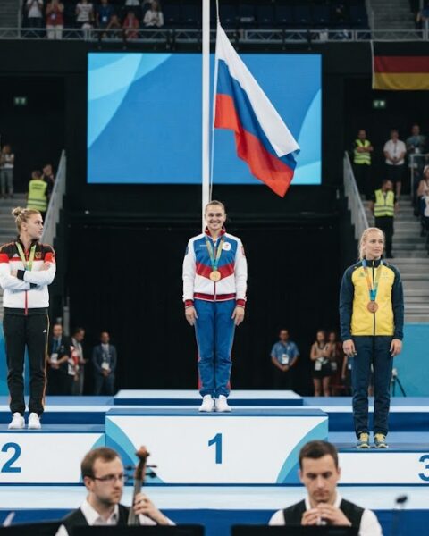Europese gymnastiekbond laat Russische sporters weer toe met vlag en volkslied; protest uit Duitsland, VK en Zweden