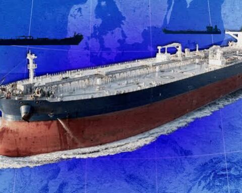 Moskou's vlaggenfabriek: hoe gesanctioneerde tankers worden witgewassen op zee