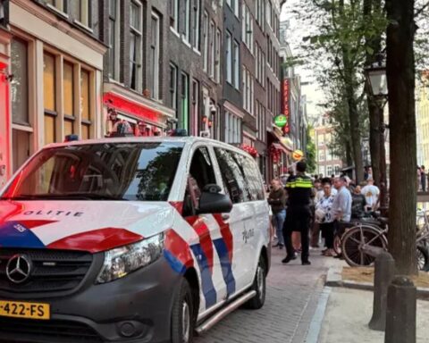 Amsterdamse politie voert meerdere invallen uit in het Red Light District tegen mensenhandel