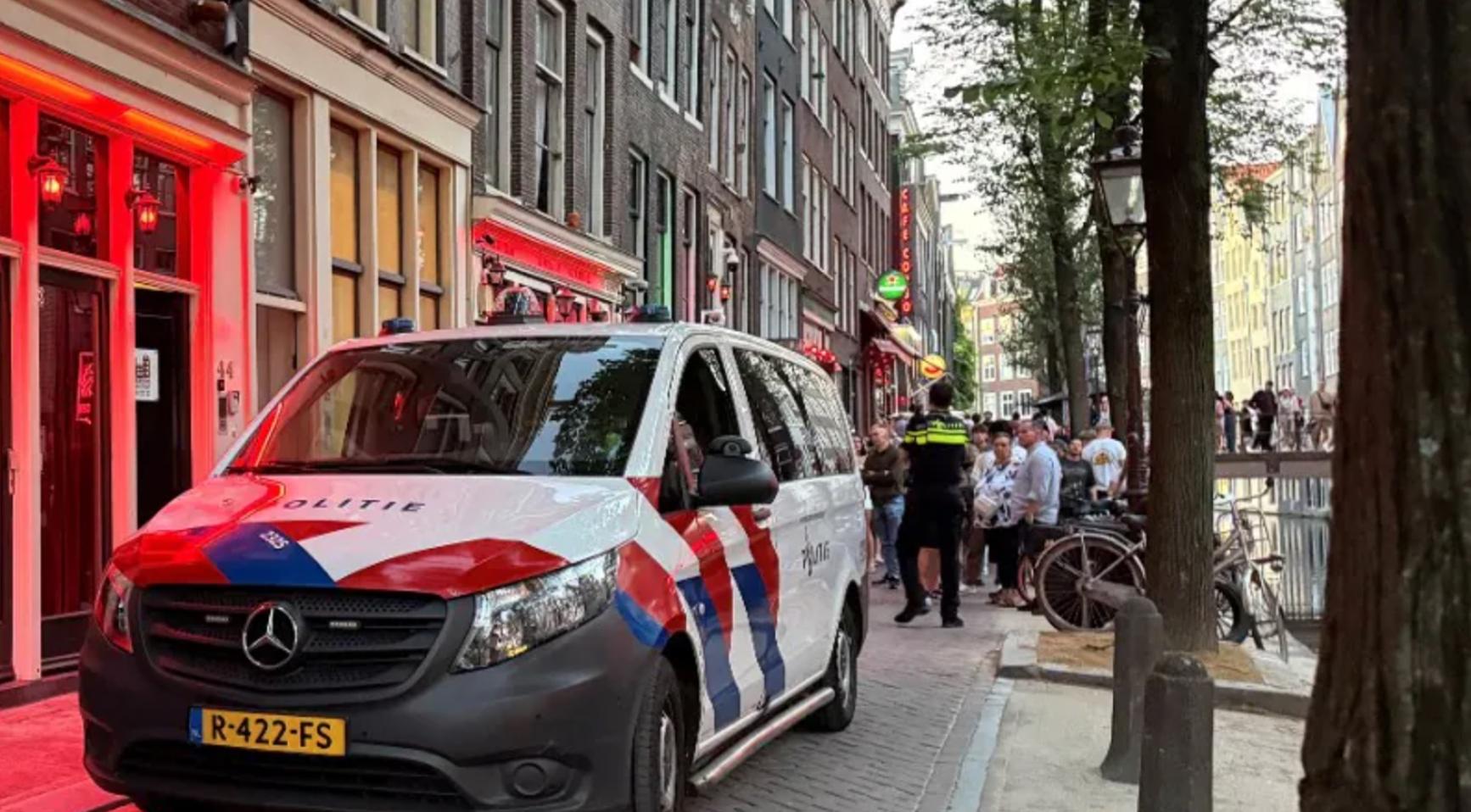 Amsterdamse politie voert meerdere invallen uit in het Red Light District tegen mensenhandel