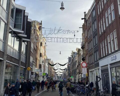 Bewoners en ondernemers in Haarlemmerbuurt gefrustreerd over overlast door verslaafde daklozen