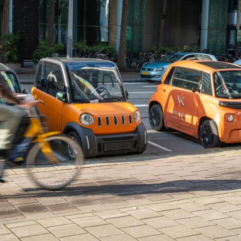 Bijna de helft van de bestuurders van microauto's in Amsterdam kent de verkeersregels niet