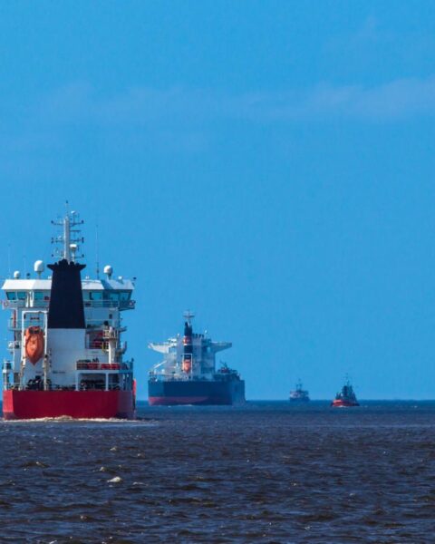 Blokkade van Hormuz leidt tot 36% stijging van olieproductexport via de haven van Rotterdam