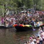 Boots op de Amsterdamse grachten voor Canal Parade tijdens WorldPride op zaterdag