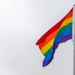 Coalitie Oldebroek beëindigt weergave van de regenboogvlag, inwoner protesteert met krantenadvertentie