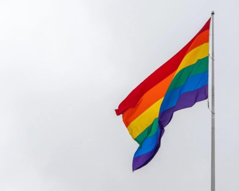 Coalitie Oldebroek beëindigt weergave van de regenboogvlag, inwoner protesteert met krantenadvertentie