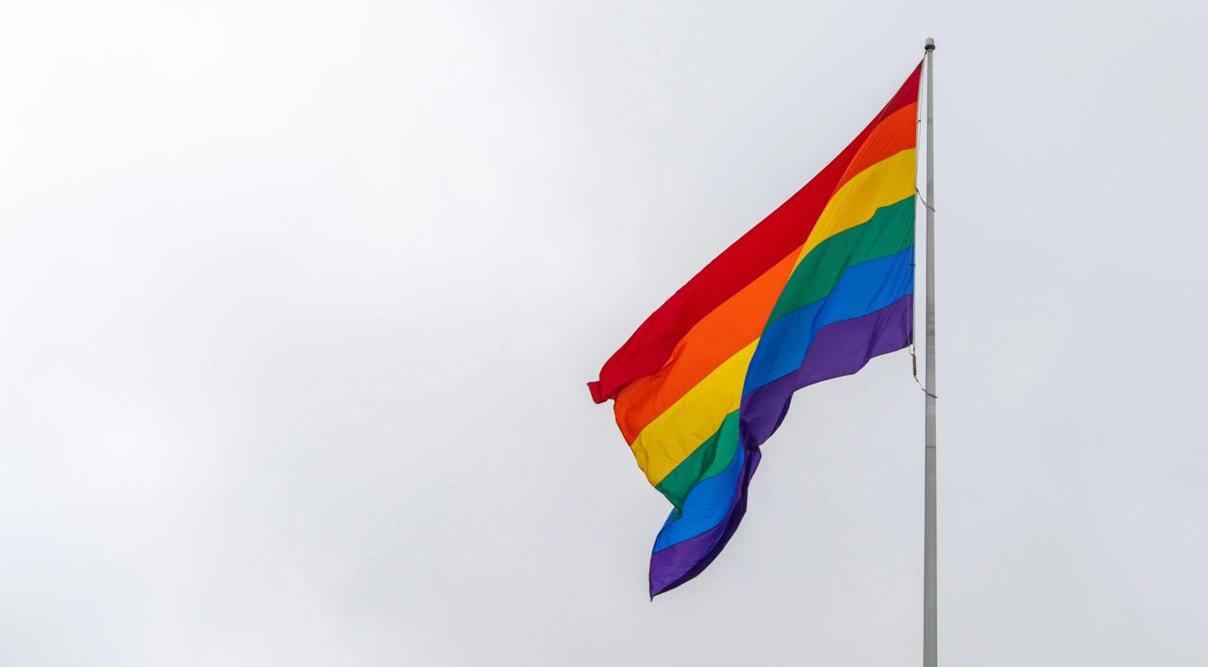 Coalitie Oldebroek beëindigt weergave van de regenboogvlag, inwoner protesteert met krantenadvertentie