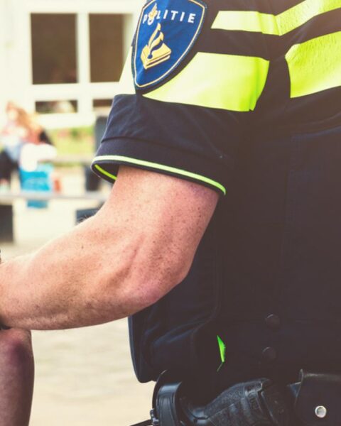 Dertienjarige aangehouden in Spijkenisse voor zich voordoen als agent en stelen van €20.000 aan sieraden